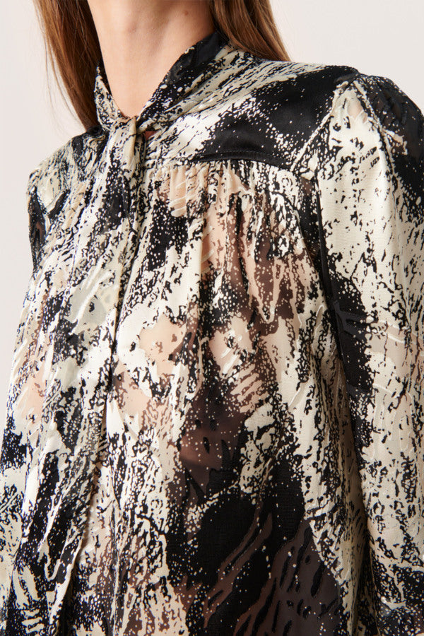 Akira Blouse / Black and White